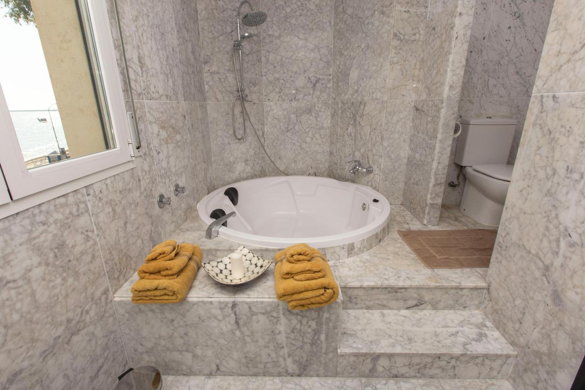 Villa Venecia, Apartamento de Lujo en 1º línea de playa + parking Málaga Exterior foto