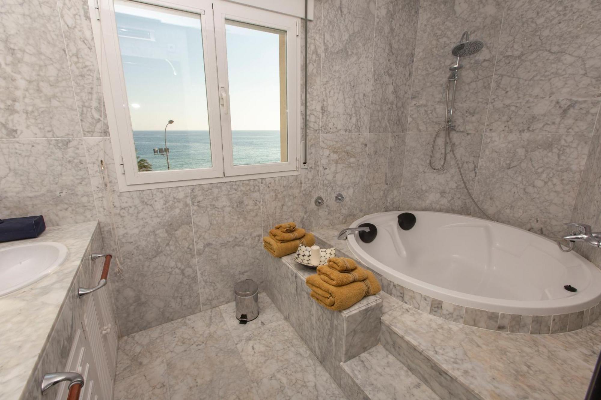 Villa Venecia, Apartamento de Lujo en 1º línea de playa + parking Málaga Exterior foto