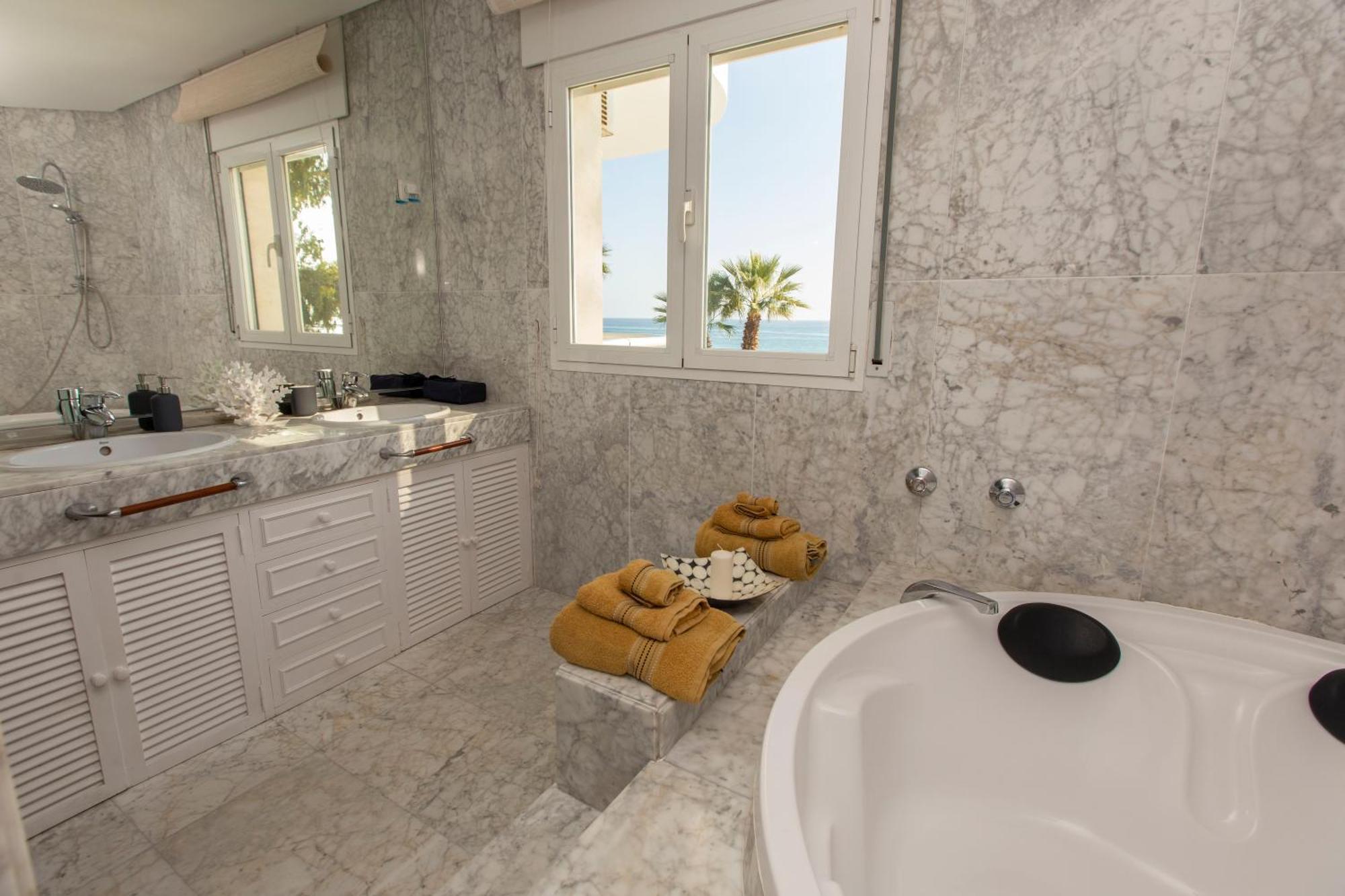 Villa Venecia, Apartamento de Lujo en 1º línea de playa + parking Málaga Exterior foto